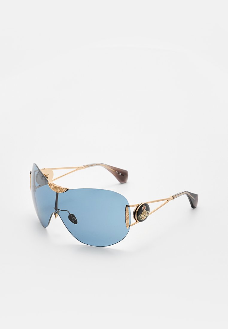 Sonnenbrille mit blauem Schildglas, goldenem Metallrahmen und schwarzen Bügelenden, mit einem kreisförmigen gold-schwarzen Logo an den Bügeln.