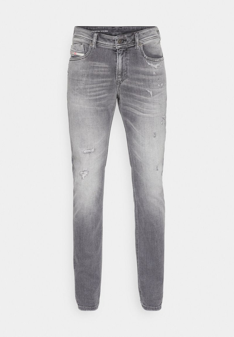 Graue Jeans aus Denim mit geradem Schnitt, die eine ausgewaschene Textur und zerschlissene Details an den Oberschenkeln aufweisen. Klassisches Fünf-Taschen-Design und Knopfverschluss.