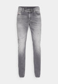 Graue Jeans aus Denim mit geradem Schnitt, die eine ausgewaschene Textur und zerschlissene Details an den Oberschenkeln aufweisen. Klassisches Fünf-Taschen-Design und Knopfverschluss.