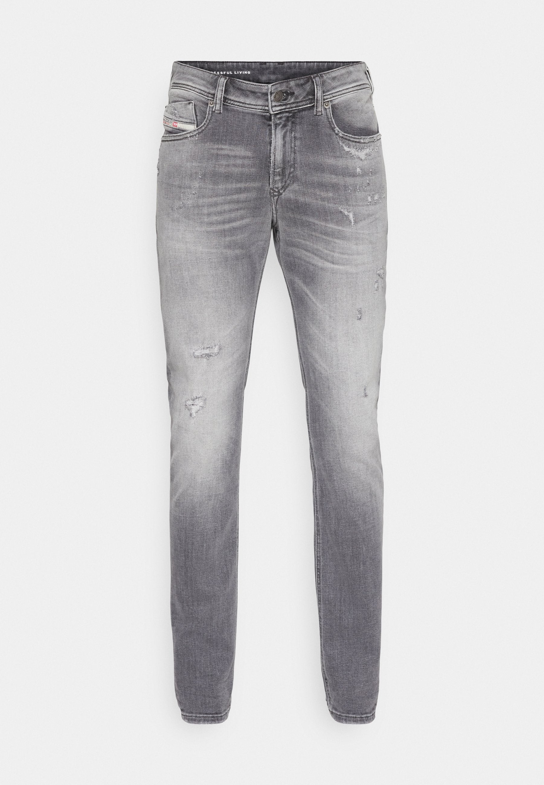 Graue Jeans aus Denim mit geradem Schnitt, die eine ausgewaschene Textur und zerschlissene Details an den Oberschenkeln aufweisen. Klassisches Fünf-Taschen-Design und Knopfverschluss.