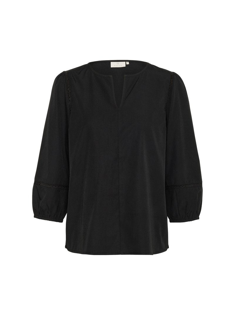 Schwarze Bluse mit V-Ausschnitt, dreiviertel Puffärmeln und zarten Spitzendetails an den Schultern. Glatte Textur, lässiges Design.