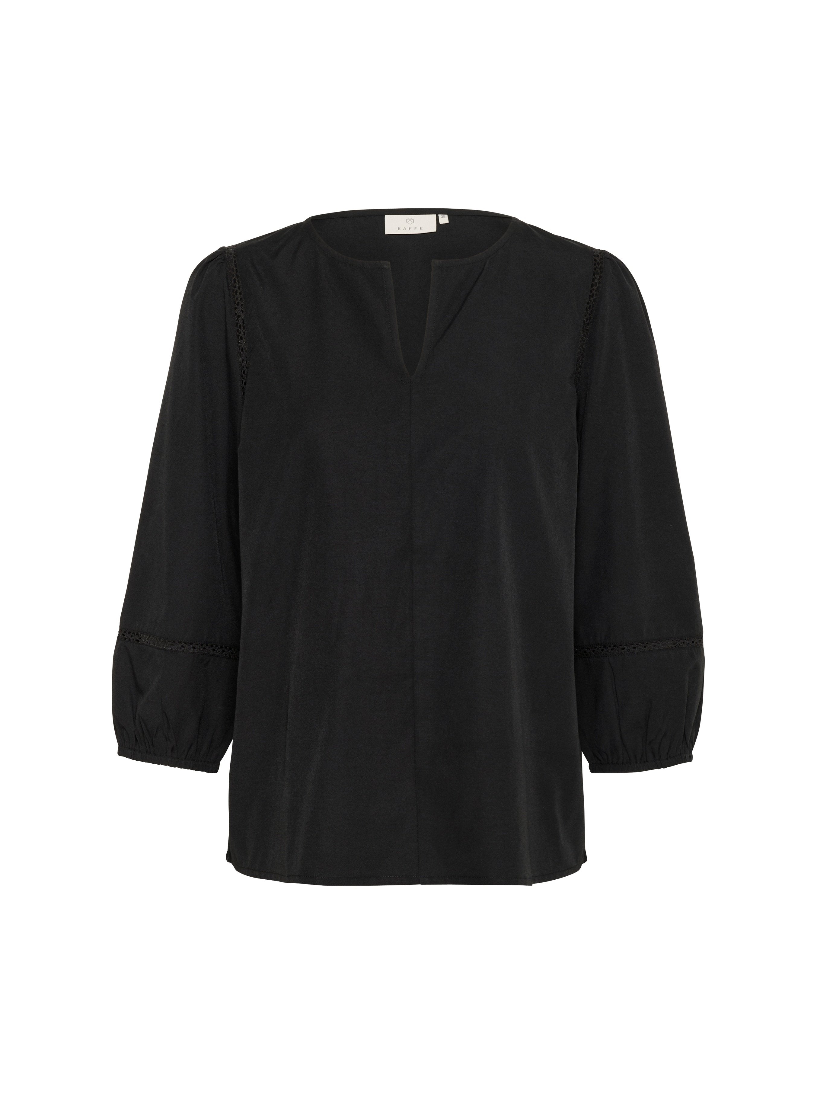 Schwarze Bluse mit V-Ausschnitt, dreiviertel Puffärmeln und zarten Spitzendetails an den Schultern. Glatte Textur, lässiges Design.
