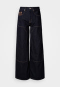 Dunkelblaue Jeanshose mit weitem Bein, Kontrastnähten, fünf Taschen und einem Knopfverschluss in der Taille.