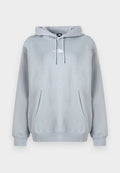 Hellgrauer Kapuzenpullover mit einer Fronttasche, Kordelzug und weißem Logo auf der Brust. Weicher, glatter Stoff mit gerippten Bündchen.
