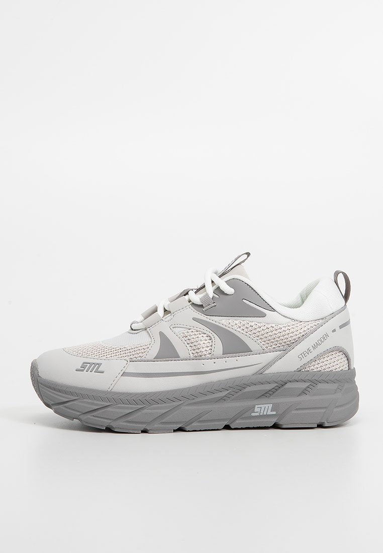 Hellgraue Sportschuhe mit einem Mesh-Obermaterial, kontrastierenden dunkelgrauen Akzenten, dicker Sohle und Schnürdesign. Mit Logo an der Seite.