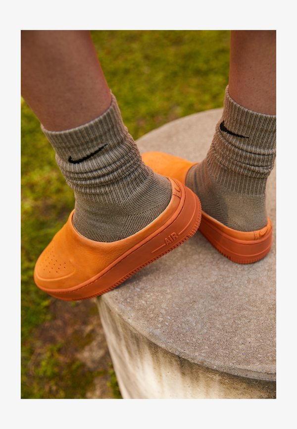 Nike Sportswear W AF1 LVR - Mules - cinder orange
