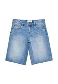 Hellblaue Jeansshorts mit geradem Schnitt, fünf Taschen und einem vorderen Knopfverschluss. Der Stoff hat eine verblasste Optik.