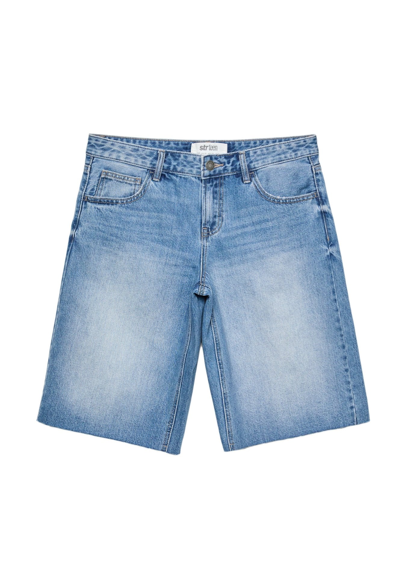 Hellblaue Jeansshorts mit geradem Schnitt, fünf Taschen und einem vorderen Knopfverschluss. Der Stoff hat eine verblasste Optik.