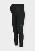 Schwarze Umstandsleggings aus glattem, dehnbarem Stoff, mit hohem Bund für Unterstützung und einem kleinen weißen Logo auf der linken Seite.