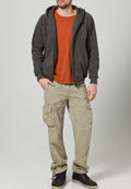 Dunkelgraue Zip-Hoodie über einem orangefarbenen T-Shirt, kombiniert mit beigen Cargo-Shorts. Verfügt über Taschen und einen lässigen Schnitt mit Sneakers.