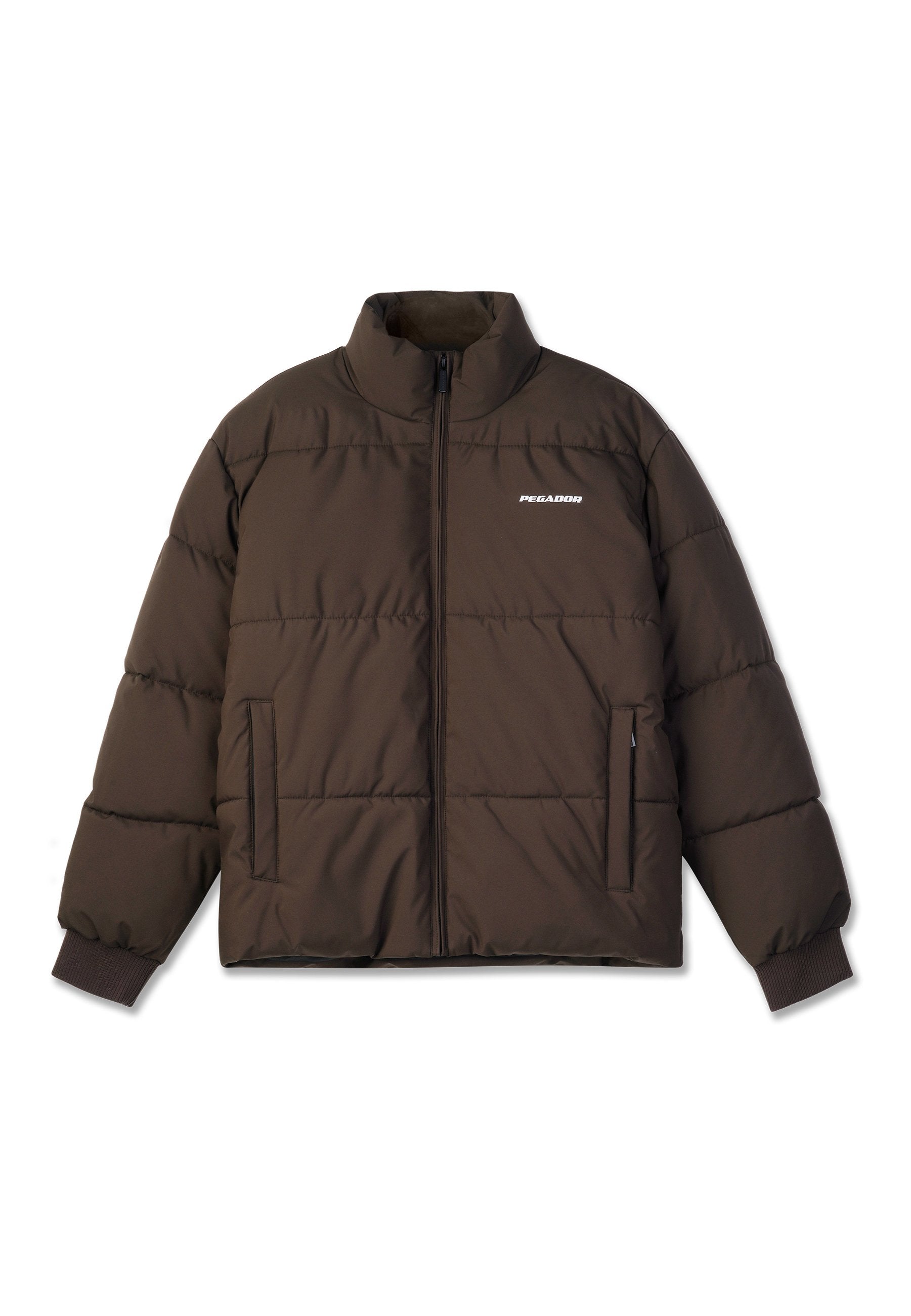 Braune Pufferjacke mit hohem Kragen, Frontreißverschluss, gerippten Bündchen und Seitentaschen. Mit weißem Logo auf der oberen linken Seite.