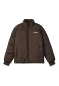 Braune Pufferjacke mit hohem Kragen, Frontreißverschluss, gerippten Bündchen und Seitentaschen. Mit weißem Logo auf der oberen linken Seite.