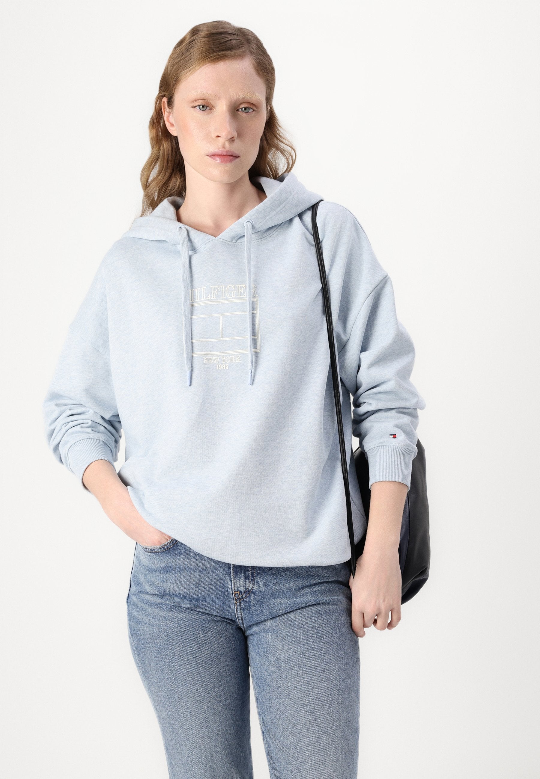 OUTLINE FLAG HOODIE Media 5