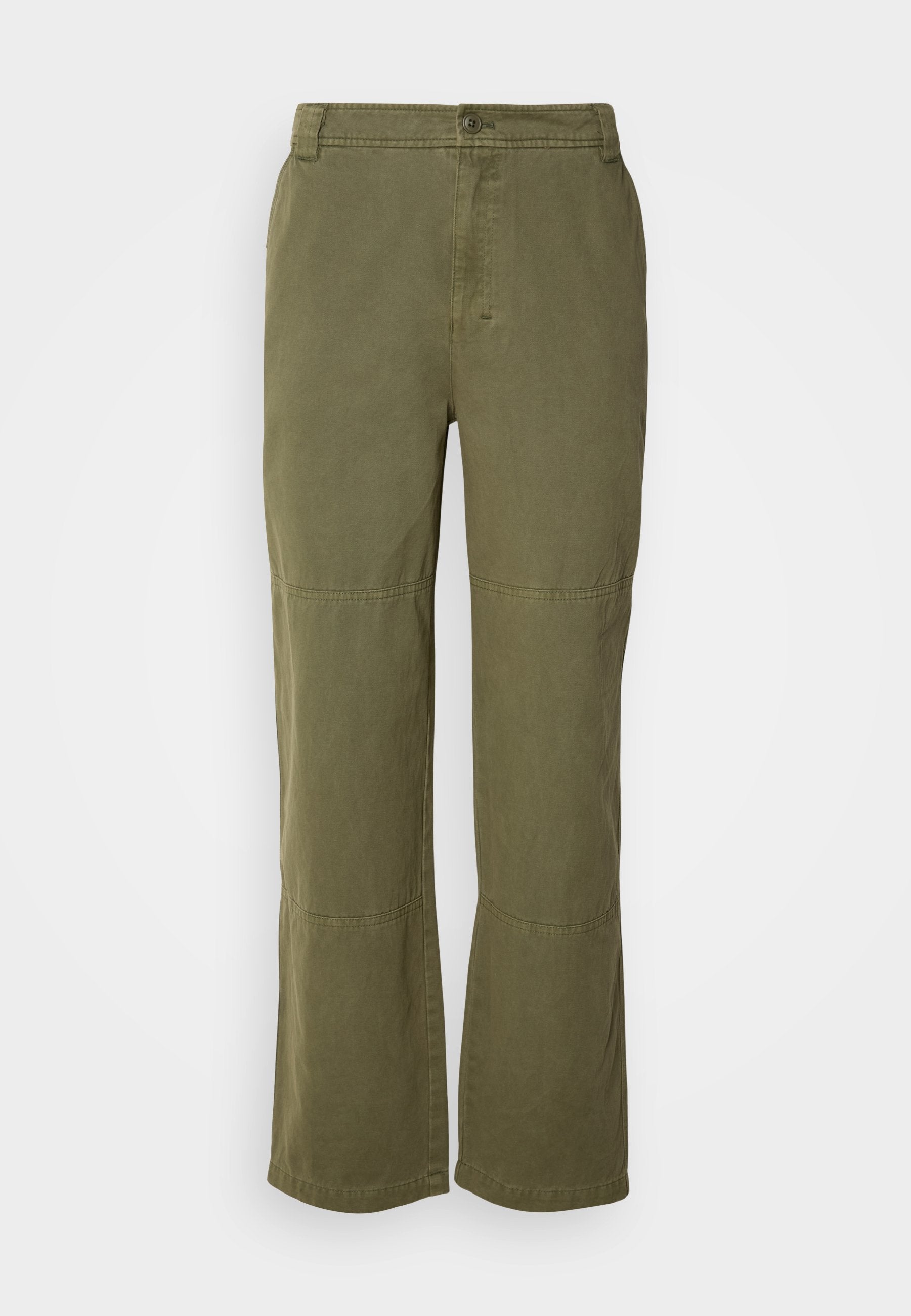 Olivgrüne Baumwollhose mit geradem Beinschnitt, sichtbarem Knopfverschluss und Akzenten an der Knienaht für zusätzliche Details und Struktur.