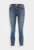 Blaue Denim-Jeans mit Slim-Fit, mittelhohem Bund, fünf Taschen und aufgerautem Saum. Sie haben eine leichte Ausbleichung und gestickte Details.