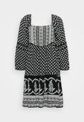 Schwarzes Kleid mit weißen Blumenmustern, weitem Ausschnitt, Puffärmeln und einem ausgestellten Rock mit dekorativen Akzenten.
