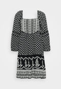 Schwarzes Kleid mit weißen Blumenmustern, weitem Ausschnitt, Puffärmeln und einem ausgestellten Rock mit dekorativen Akzenten.