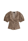 Leopardenmuster Bluse aus leichtem Material. Verfügt über einen tiefen V-Ausschnitt, Puffärmel und eine knopfleiste auf der Vorderseite. Die Farbpalette umfasst Beige und Schwarz.