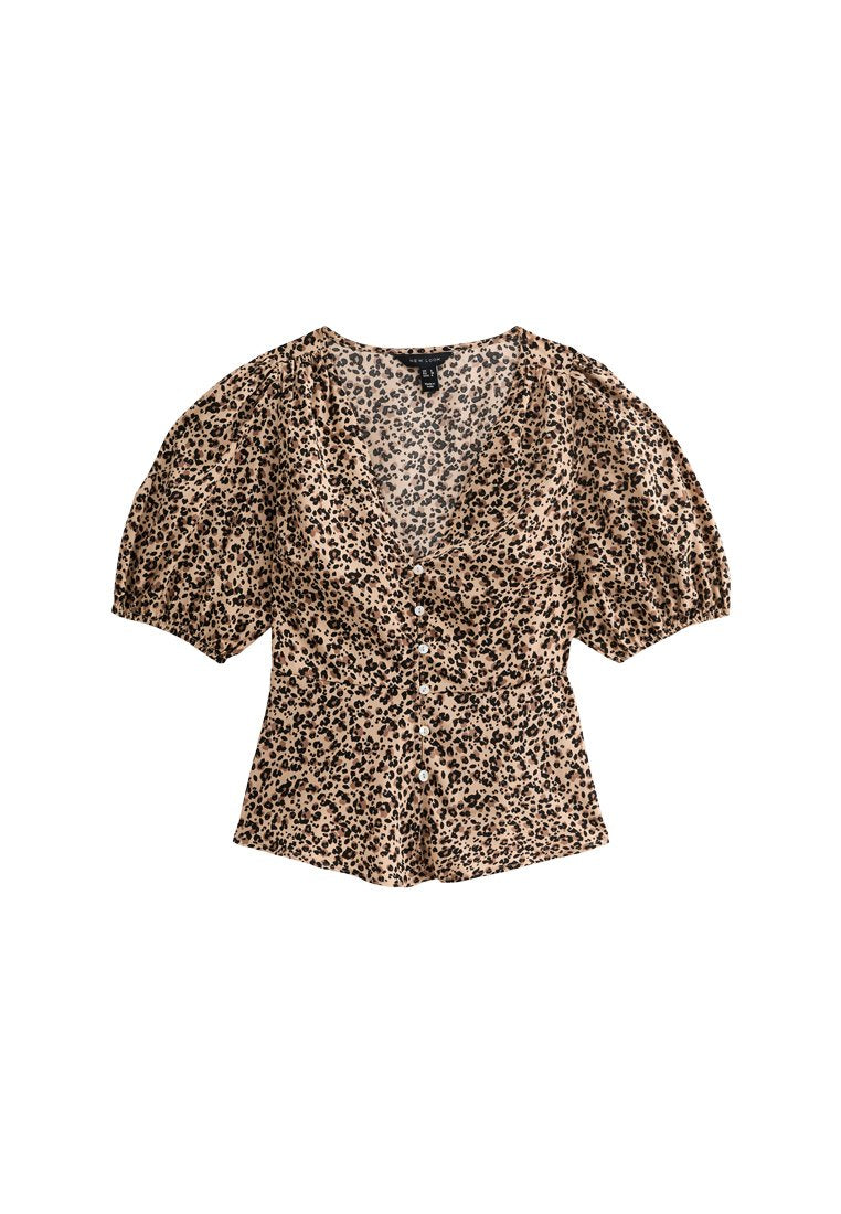 Leopardenmuster Bluse aus leichtem Material. Verfügt über einen tiefen V-Ausschnitt, Puffärmel und eine knopfleiste auf der Vorderseite. Die Farbpalette umfasst Beige und Schwarz.