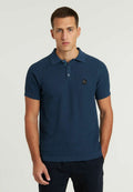 Navyblaues Polohemd mit strukturiertem Strickmuster, geripptem Kragen und Ärmeln, einer Knopfleiste mit drei Knöpfen und einem kleinen Logopatch auf der Brust.