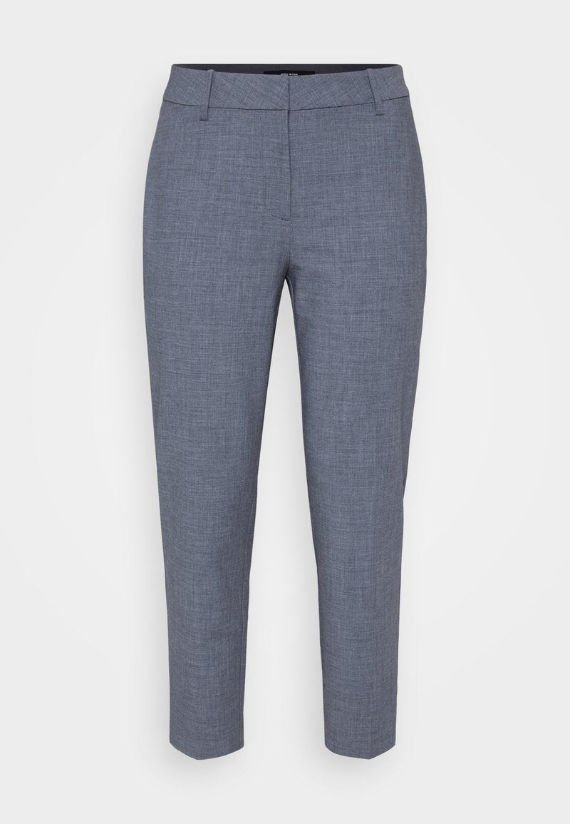 Graue, maßgeschneiderte Hose aus einem fein strukturierten Stoff, mit schmalem Schnitt und standardmäßigem Bund. Keine sichtbaren Taschen oder Verschlüsse.