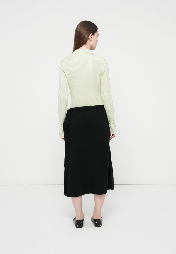 CLOSED WRAP SKIRT