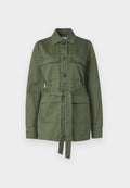 Olivgrüne Jacke aus Baumwolle, mit durchgehender Knopfleiste, zwei Brusttaschen, tailliertem Bund und Kragen, sowie langen Ärmeln.