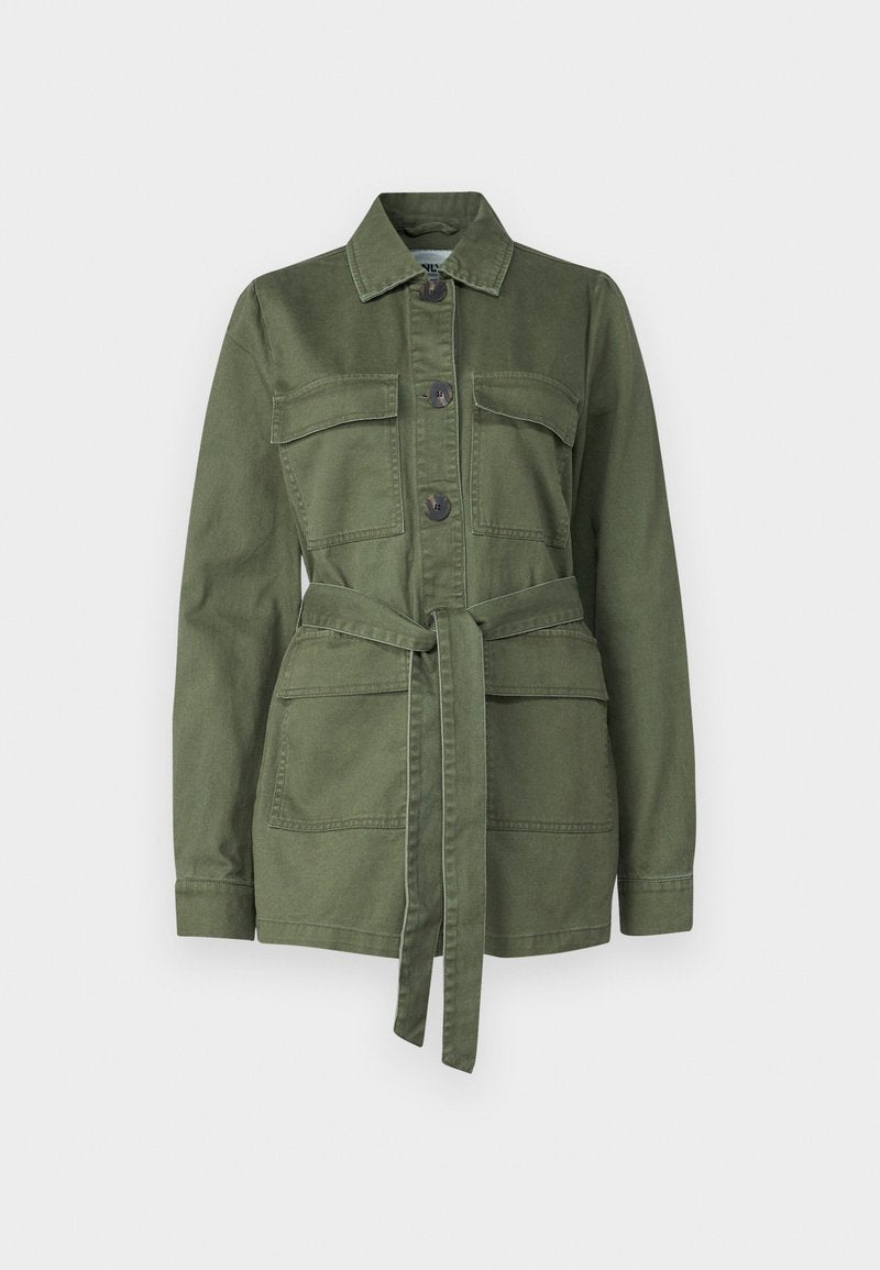 Olivgrüne Jacke aus Baumwolle, mit durchgehender Knopfleiste, zwei Brusttaschen, tailliertem Bund und Kragen, sowie langen Ärmeln.