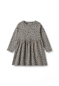 Langärmliges Kleid aus grauer Baumwolle mit einem ausgestellten Rock und kleinem rosa Blumenmuster. Runder Halsausschnitt und geraffter Taillennahtdetails.
