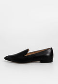 Schwarzer Lederloafer mit spitz zulaufender Zehenpartie, minimalistischem Goldakzent, glatter Textur und niedrigem Absatz, geeignet für formelle oder legere Anlässe.