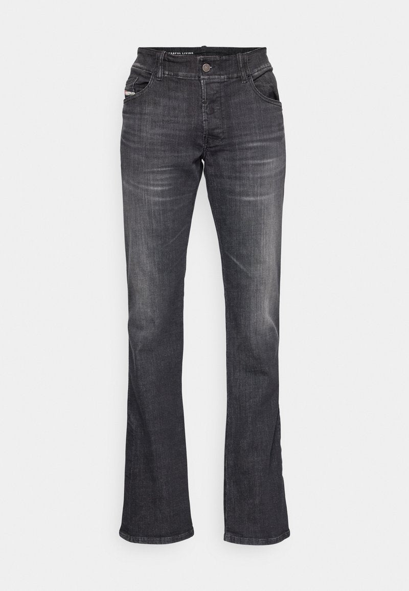 Schwarze, weit geschnittene Jeans aus Denim, mit klassischem Fünf-Taschen-Design, leichtem Verblassen an der Vorderseite und einem Knopfverschluss am Bund.
