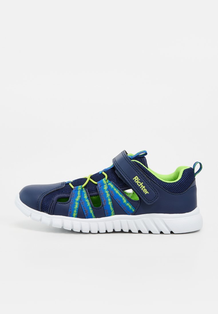 Navyblaue Kindersandale mit grünem Futter, mehrfarbigen Riemen, weißer Sohle und Klettverschluss mit dem Label Richter, Seitenansicht.