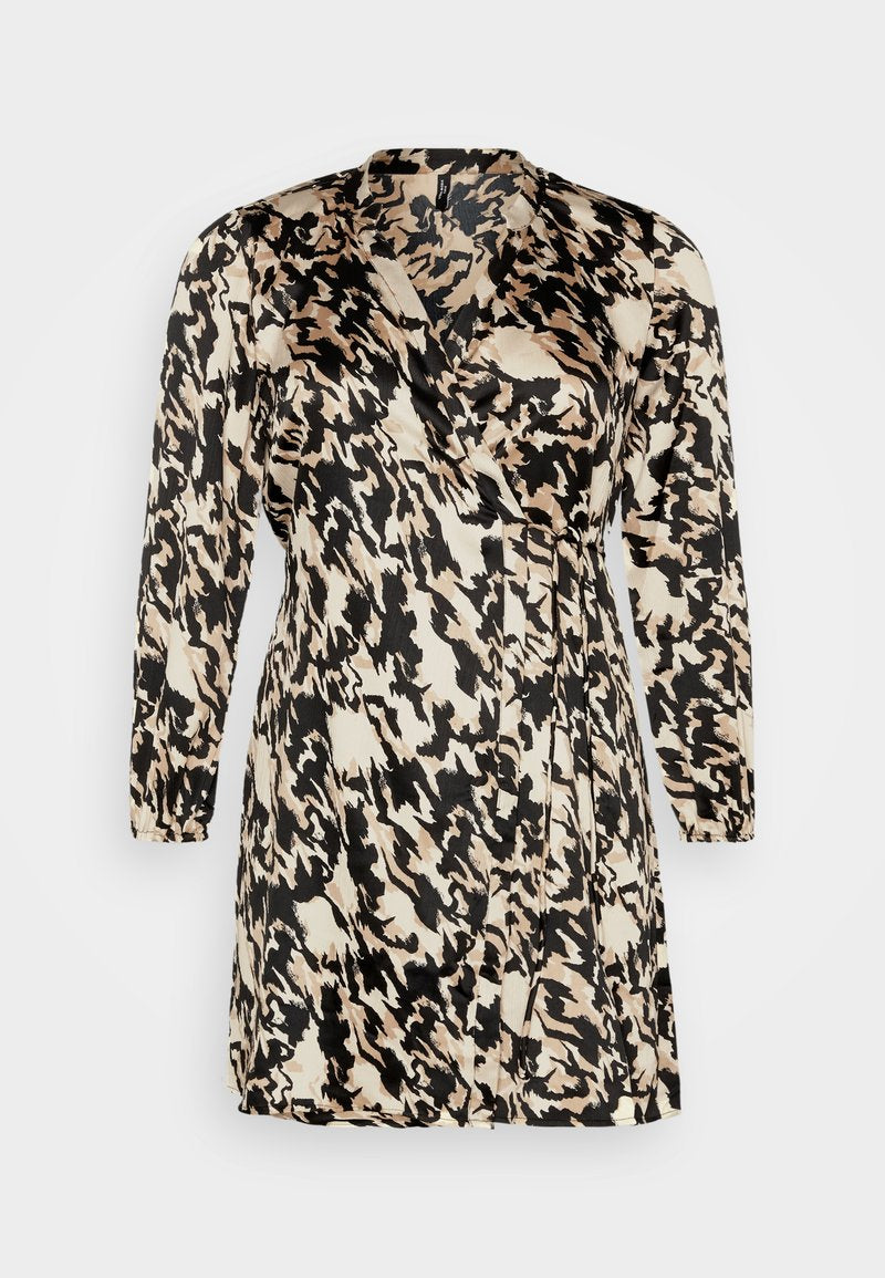 VMCLILLIAN NORA SHORT DRESS  - Vero Moda Curve - View 1