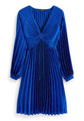 Blaues Kleid mit tiefem V-Ausschnitt, gepluster Gestaltung, langen Puffärmeln und strukturiertem Stoff mit subtilm Muster. Abgerundeter Saum.