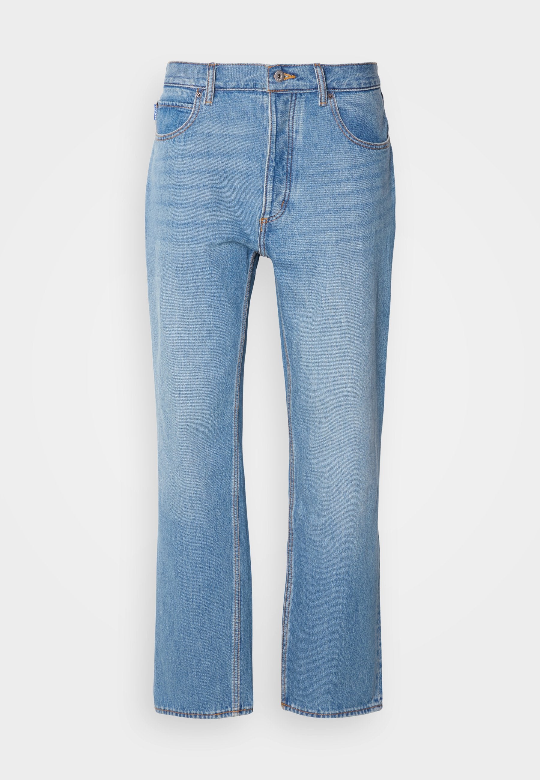 Hellblaue Denim-Jeans mit geradem Bein und hohem Bund, klassischem Fünf-Taschen-Design und kontrastierendem orangem Stich entlang der Nähte.