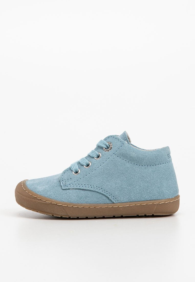Hellblaue Wildlederschuhe mit einem runden Zeh und brauner Gummisohle, ausgestattet mit Metallösen für die Schnürsenkel und einer glatten Textur.