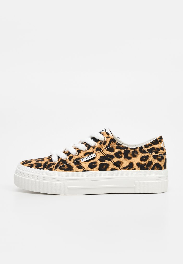 Low-Top-Sneaker mit weißer dicker Sohle, weißen Schnürsenkeln und braunem Leopardenmuster am Obermaterial, seitlich mit O'Neill beschriftet.