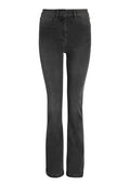 Schwarze, mittelhohe, gerade Jeans mit Front- und Gesäßtaschen, Gürtelschlaufen und Knopfverschluss.