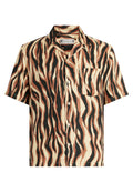 Kurzarmhemd aus weichem Stoff mit einem wellenförmigen Tigerstreifenmuster in Braun, Beige und Schwarz, mit einer Brusttasche und Knopfverschluss.