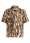 Kurzarmhemd aus weichem Stoff mit einem wellenförmigen Tigerstreifenmuster in Braun, Beige und Schwarz, mit einer Brusttasche und Knopfverschluss.