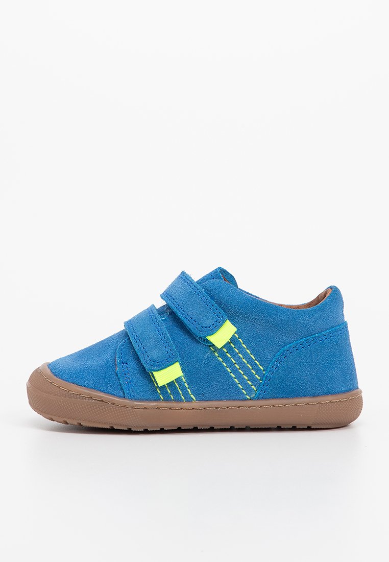 Blaue Wildlederschuhe mit zwei Klettverschlüssen, kontrastierenden neongrünen Akzenten und einer braunen Gummisohle. Rund geformte Zehenpartie und gepolsterter Kragen.
