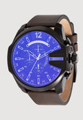 Schwarze Analog-Uhr mit blauem Zifferblatt, Lederarmband, Chronograph-Funktion und großen Ziffernmarkierungen. Verfügt über metallische Akzente und das Markenlogo.