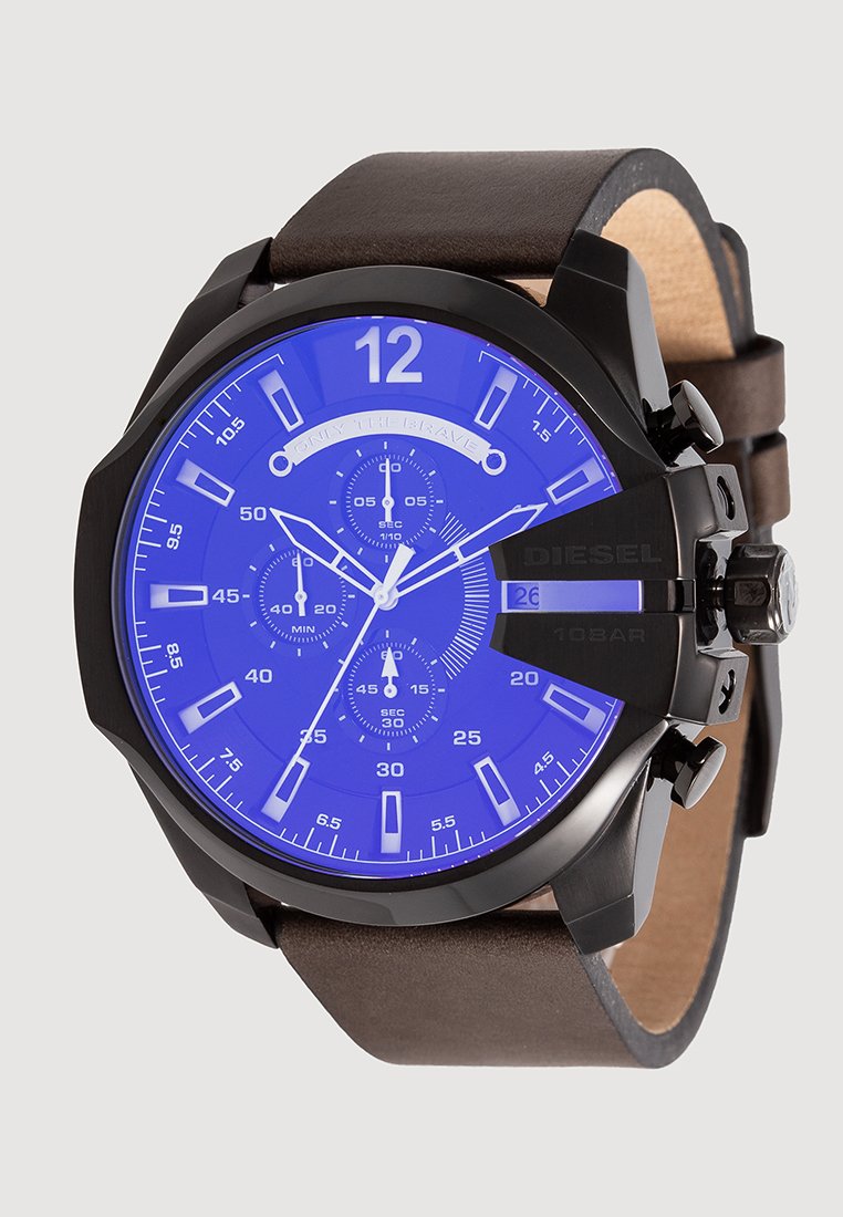 Schwarze Analog-Uhr mit blauem Zifferblatt, Lederarmband, Chronograph-Funktion und großen Ziffernmarkierungen. Verfügt über metallische Akzente und das Markenlogo.