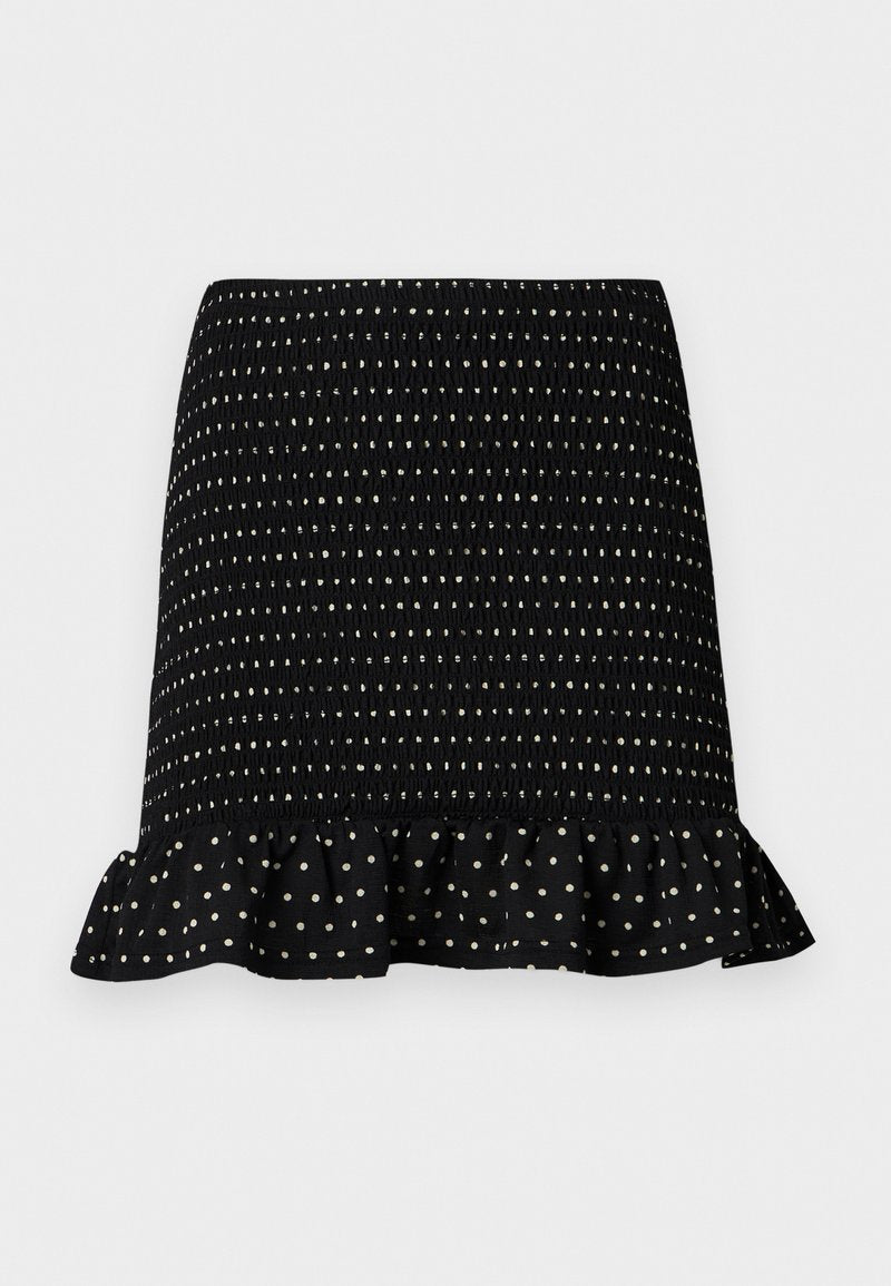 Schwarzer Minirock mit weißen Polka-Dots, geraffter Textur und Rüschensaum vor hellem, schlichtem Hintergrund.