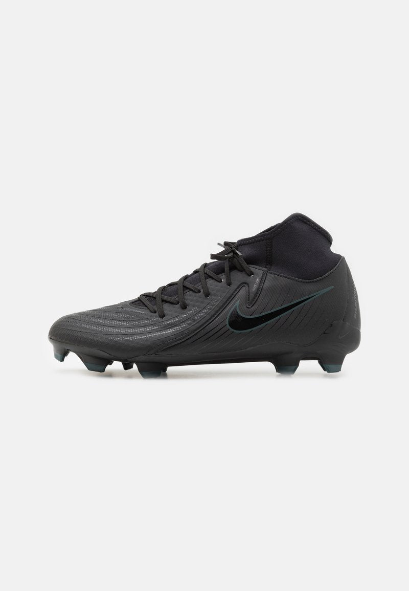 Schwarze Fußballschuhe mit strukturiertem Obermaterial, mittelhohem Design, Schnürverschluss und türkisfarbenen Akzenten am Swoosh und der Sohle.