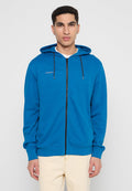 Blaues Zip-Hoodie aus weichem Material, mit einem schwarzen Reißverschluss, Kordeln und einer Fronttasche. Logo-Detail auf der Brust.