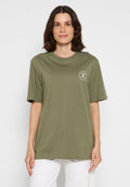 Olivgrünes Baumwoll-T-Shirt mit lockerer Passform, kurzen Ärmeln und rundem Halsausschnitt. Mit einem weißen Drucklogo auf der linken Brust.
