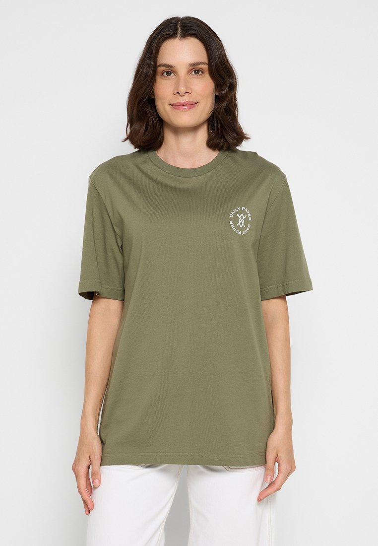 Olivgrünes Baumwoll-T-Shirt mit lockerer Passform, kurzen Ärmeln und rundem Halsausschnitt. Mit einem weißen Drucklogo auf der linken Brust.
