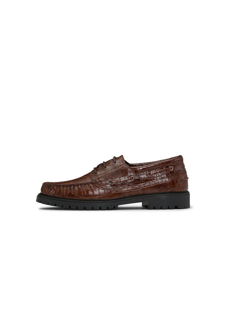 Braune Leder-Loafer mit strukturiertem Krokodilmuster, rund zulaufender Spitze, schwarzer Gummisohle und Schnürdesign.