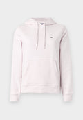 Hellrosa Pullover-Hoodie mit einer vorderen Kängurutasche, Kapuze mit Kordelzug und kleinem, gesticktem Logo auf der Brust. Weiche Stoffstruktur.